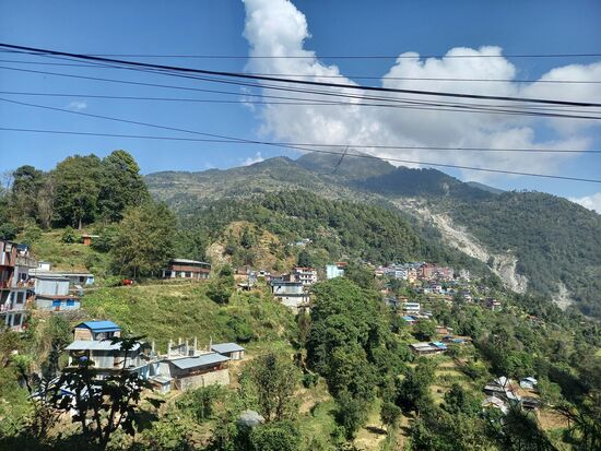 In Serpentinen geht es auf schmalen und unwegsamen Straßen rauf und runter. Der Abgrund ist teils gefährlich nah. Dann erzählt mir Passang, daß Amritas Mutter hier bei einem Busunfall ums Leben kam. Amrita ist ein Mädchen das seit dem im COU lebt. Diese Geschichte beunruhigt mich ein wenig und stimmt traurig  