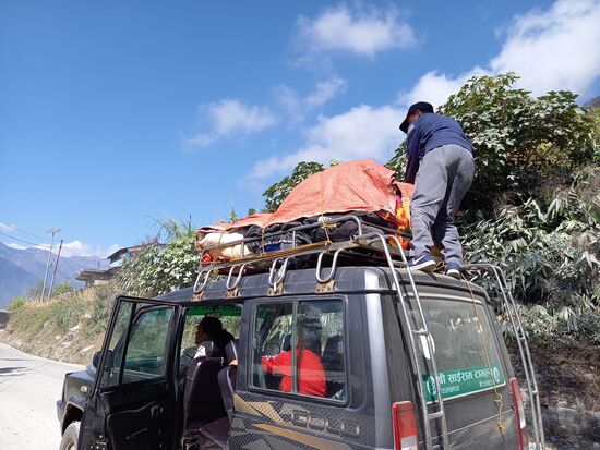 Dann müssen wir anhalten, denn etwas vom Gepäck drohte verloren zu gehen.