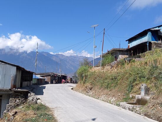 Dort geht es weiter und wenig später gibt es einen Stopp an dem unser Gepäck kontrolliert wird und wir 3000R/ Person Eintritt zahlen müssen.