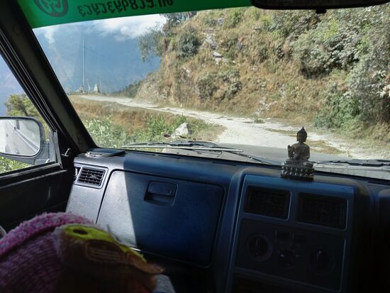 Die Straße wird immer schlechter und überall kann man schwere Schäden durch Erdrutsche sehen.