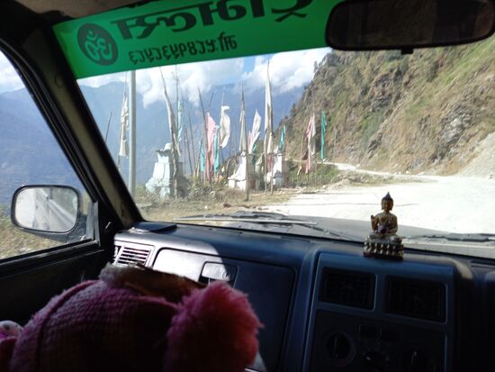 Am Wegesrand ein Tempel mit Gebetsfahnen