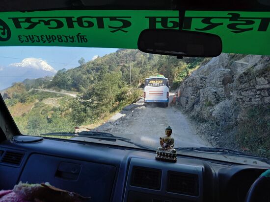 Kaum zu glauben,  das hier auch Busse unterwegs sind. Zum Glück gibt es nicht so viel Gegenverkehr.