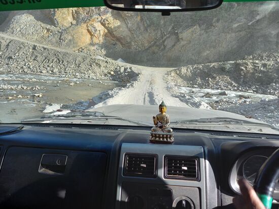 Danach wird die Strecke so schlecht, dass ich sagen kann,  ich bin noch nie auf einer so steinigen, holprigen, staubigen und unwegsamen Strecke unterwegs gewesen.  Das war richtig anstrengend!
