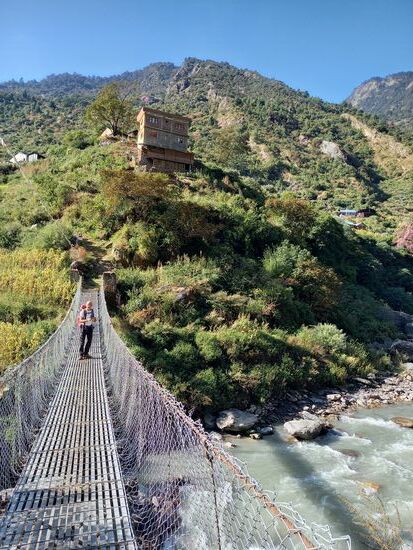 Nach wenigen Metern geht's über die Hängebrücke  