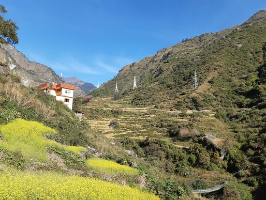 Rechts den Berg müssen wir hoch.