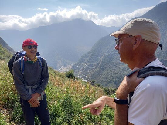 Wir marschieren - slowly, slowly - den Berg hinauf. Besonders den ersten Teil quäle ich mich aufwärts.  Aber nach einer Pause mit Nudelsuppe finde ich mehr und mehr in meinen Rhythmus und es fällt mir leichter.
