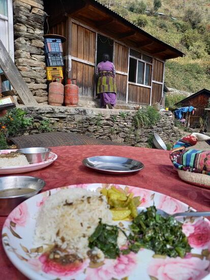 Unser Essen wurde in der Holzhütte im Hintergrund bereitet.
