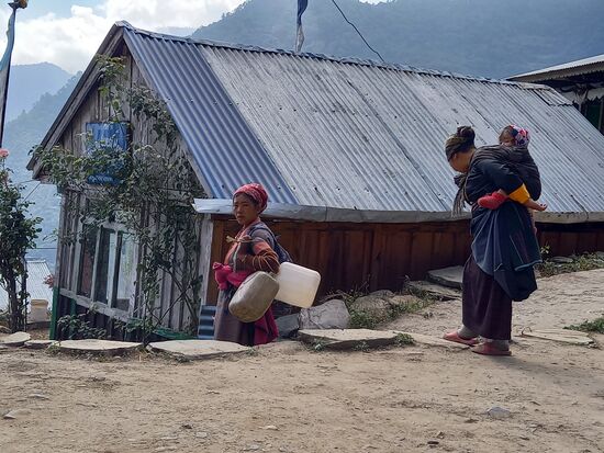 Während wir essen, zieht das Leben der Einheimischen an uns vorbei.