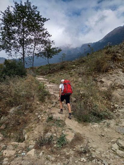 Immer weiter aufwärts. Der Weg ist meistens ein schmaler Pfad mit Geröll oder es geht über ungleichmäßige Stufen aufwärts.