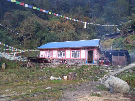 Das Kloster. Von innen ist Gesang zu hören.