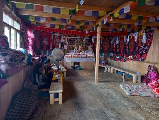 Wir treten ein - was für ein friedlicher Ort.