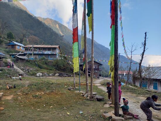 Kaum haben wir die Rucksäcke abgestellt, erkunden wir das kleine Dorf.