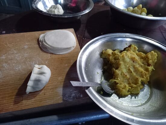 Bei der Gelegenheit kann ich zusehen,  wie Momos hergestellt werden.