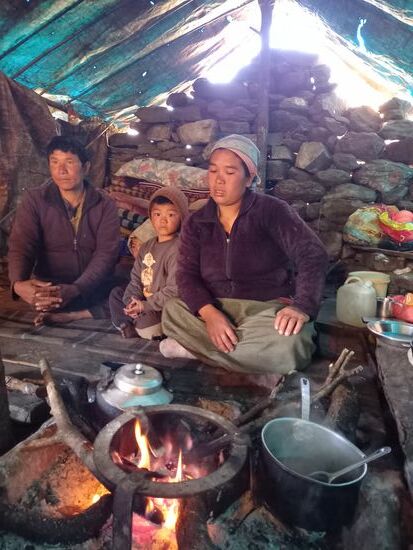 Das ist das Zuhause von Bhutti und ihrem Bruder. Pemba.