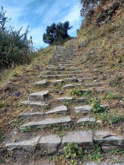 Wir gehen weiter aufwärts und hängen dabei mit den Gedanken dem gerade erlebten nach. Ich bin aber auch zutiefst davon überzeugt, dass ich mit meiner Patenschaft der kleinen Bhutti eine besseres Leben und eine bessere Zukunft ermögliche. Ich hoffe sehr, das wir auch für Pemba noch einen Paten finden.