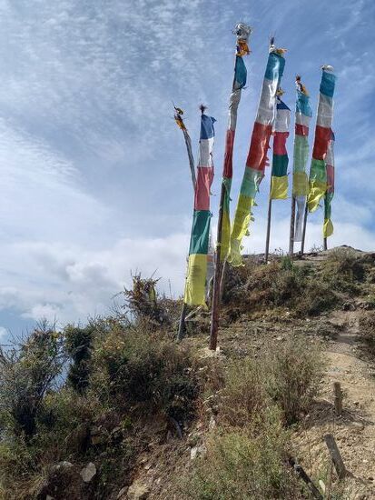 Etwas oberhalb flattern die Fahnen im Wind.