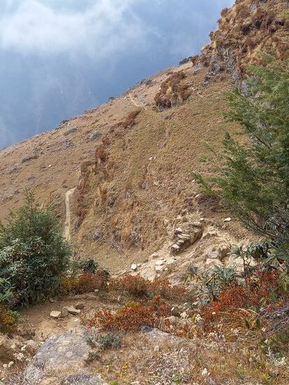 Unser Weg wechselt auf die andere Bergseite und es wird karg.