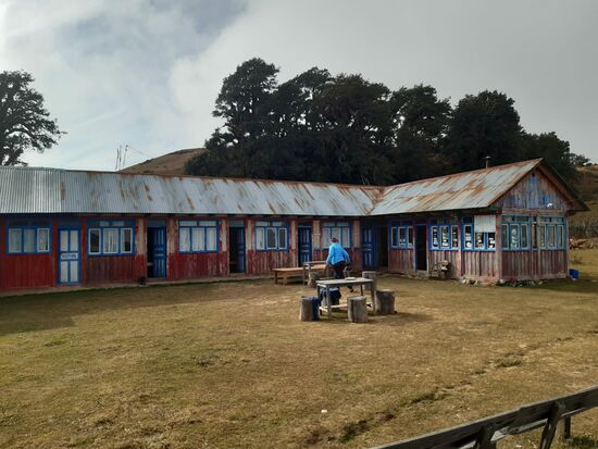 Das ist unsere Unterkunft. Alles aus Holz  ohne jegliche Isolation d.h. der Wind pfeift durch alle Ritzen. Das verspricht eine kalte Nacht zu werden. Wie gut das im Aufenthaltsbereich ein Ofen zum aufwärmen steht.