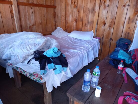 Unser Zimmer. Man sollte übrigens !immer! Wasser und Toiletten Papier dabeihaben.