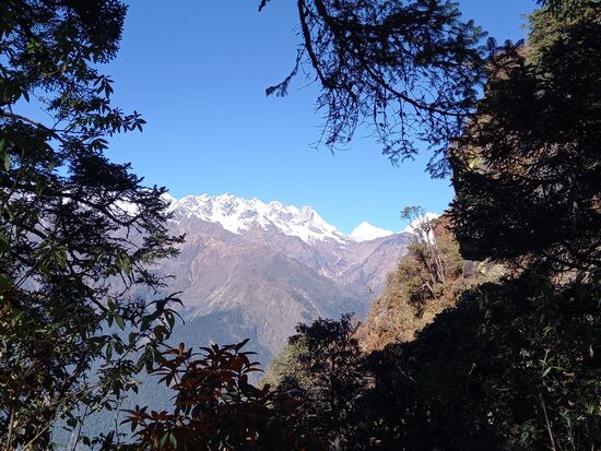 ....rechten Seite   und dann steigen wir ab zum Guesthouse.