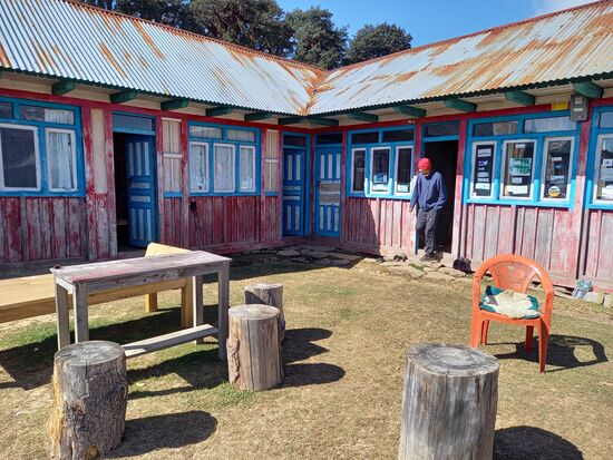 Wir stärken uns mit Dal Bhat und dann heißt es absteigen.