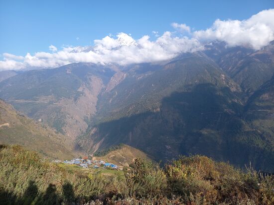 Dort unten liegt Thuman, unser Ziel für heute.