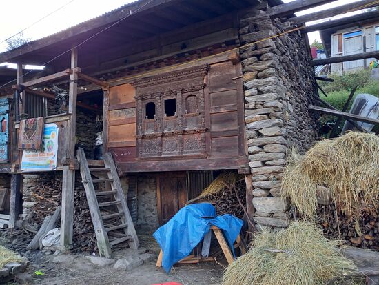 Einfache Bauart mit aufwendigen Holzschnitzereien.