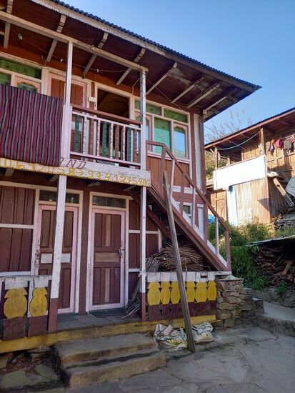 Dort oben ist unser Zimmer.