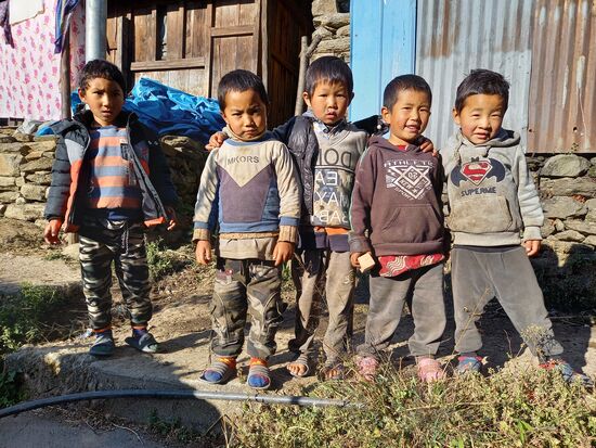 Kinder aus der Nachbarschaft freuen sich über ein Foto  