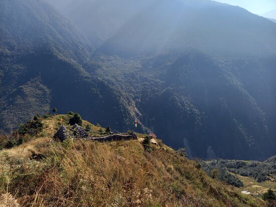 Dort unten ist ein Denkmal für Pilger.