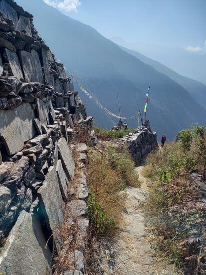 Auf den vielen Tafeln sind Mantra geschrieben.