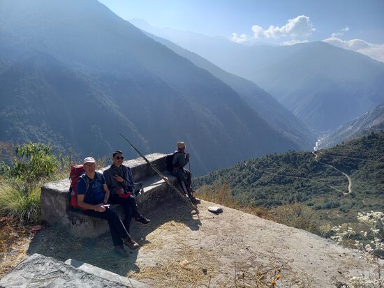 Was für eine geniale Aussicht- unten im Tal liegt unser Ziel.