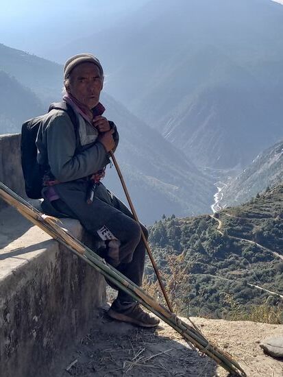 Er ist auf dem Weg um Futter für seine Tiere zu holen.