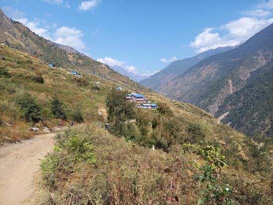 Nach dem Essen geht es zunächst auf einem breiten  staubigen Weg weiter.
