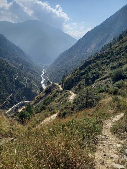 Auf einem schmalen Trampelpfad gehen wir weiter talwärts bis wir auf den Passang Lhmu Highway stoßen. Dieser Highway führt nach China und ist nichts als eine sandige, staubige, holprige, steinige Piste. Wann immer ein Fahrzeug an uns vorbei fährt, werden wir komplett eingestaubt.