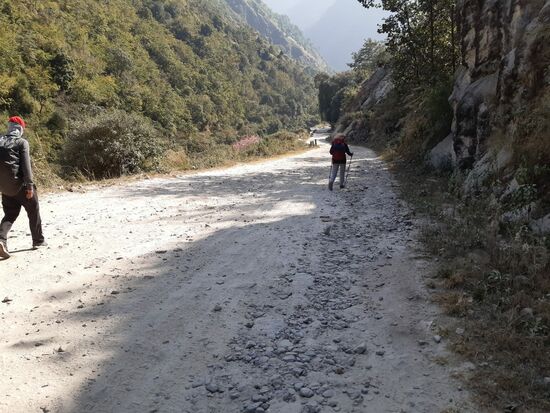 Walking auf dem Highway   - ich bin in meinen Element - alles nahezu eben -  Passang wundert sich welch ein Tempo ich plötzlich an den Tag lege  