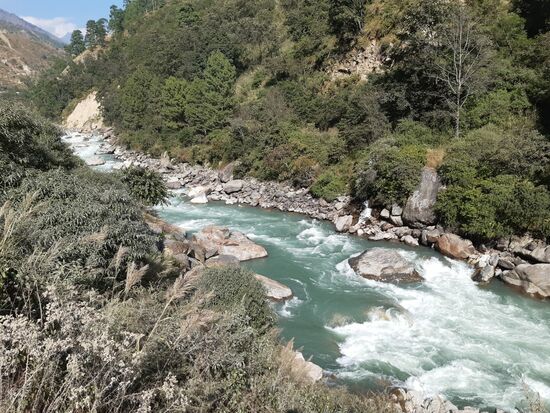 Wir gehen parallel zum reißenden Fluss