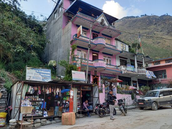 Unser Hotel- dieses hat tatsächlich eine warme Dusche - hurra  