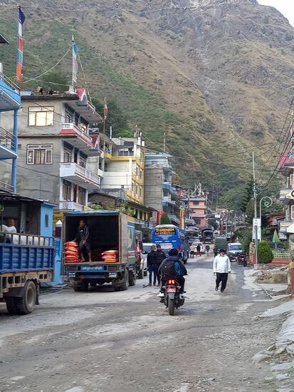 Auf dieser Straße rollt der Verkehr Richtung chinesische Grenze.