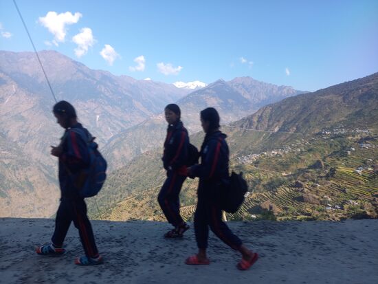 Kinder auf dem Weg zur Schule