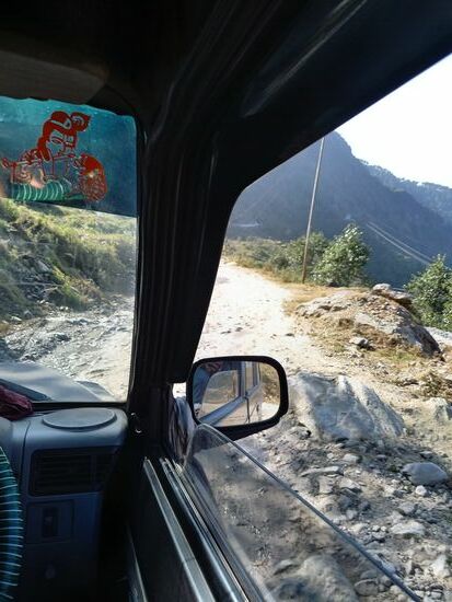 Die "Straße " ist eine Geröllpiste mit Schlaglöcher direkt am Abgrund.