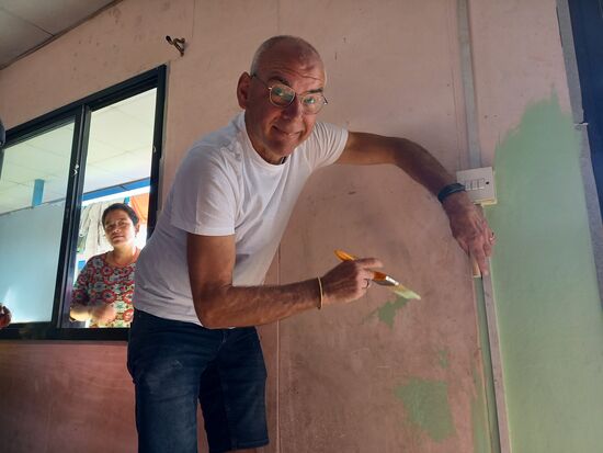 Matthias zeigt den Kindern wie es geht ...