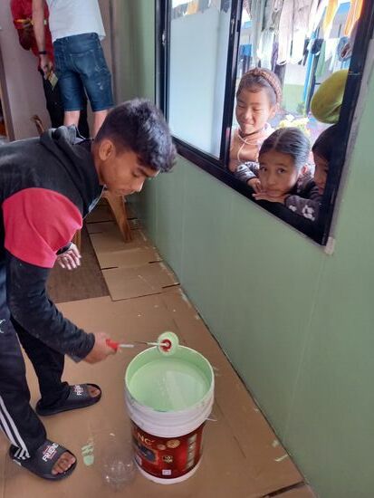 Wir starten mit dem Zimmer der Jungen. Die Mädels schauen zu und hoffen das ihr Zimmer auch bald gestrichen wird.