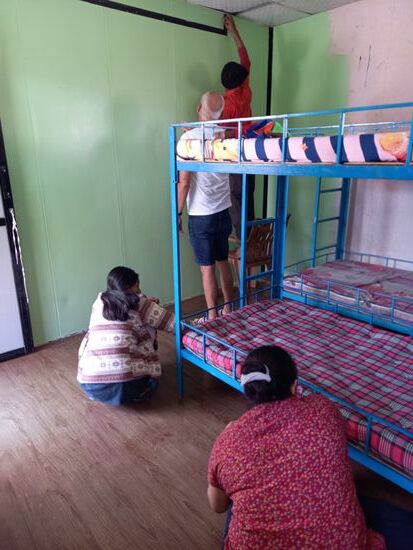 Zur Mittagszeit ist einer der Schlafräume der Jungen fertig. Nun geht es bei den Mädchen weiter.