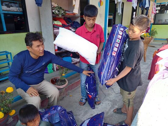 Tsering hat in der Zwischenzeit Kopfkissen eingekauft  