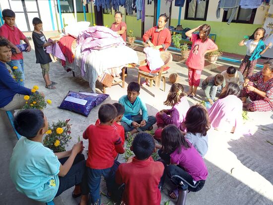Die Kissen werden sofort bezogen und die anderen Kinder helfen bei der Vorbereitung für das Abendessen. Hier sind alle fleißig!