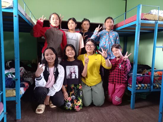 Auch den Mädchen steht die Freude ins Gesicht geschrieben.