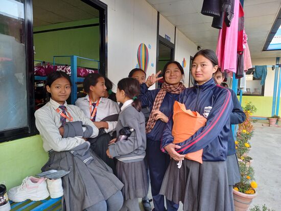 Die Mädchen können es kaum erwarten das Zimmer zu betreten. Doch es wurde gerade frisch gewischt und muss noch trocknen.