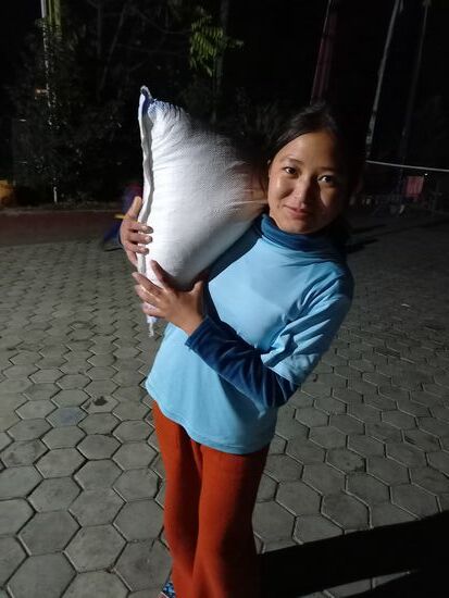 Es ist schon dunkel als die Lebensmittel im Waisenhaus angeliefert werden. Die Kinder helfen die Ware hereinzutragen.