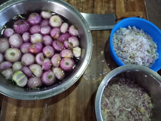 Unmengen von Zwiebeln werden klein geschnitten.